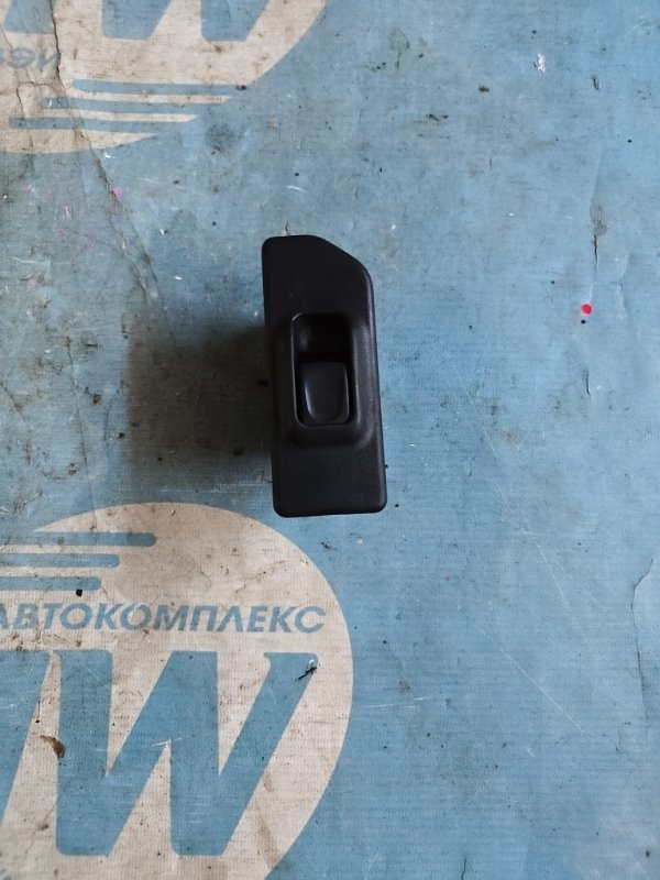 Блок упр. стеклоподъемниками Isuzu Bighorn UBS25 6VD1 задний правый (б/у)