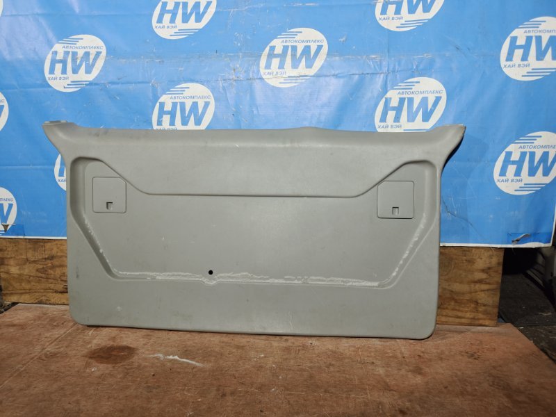 Обшивка двери багажника Mitsubishi Delica PE8W 4M40 (б/у)