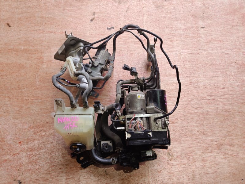 Блок ABS Toyota Prius NHW20 1NZFXE (б/у)