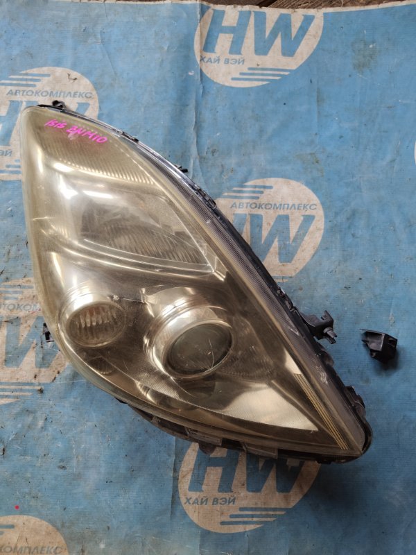 Фара Toyota Isis ZNM10 1ZZ правая (б/у)