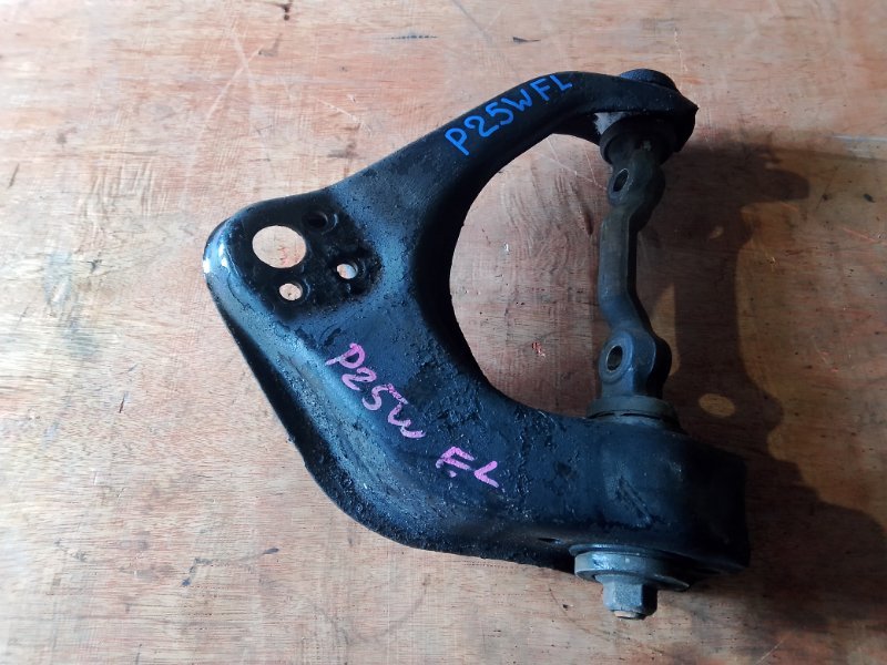 Рычаг верхний Mitsubishi Delica P25W/P35W 4D56T передний левый (б/у)