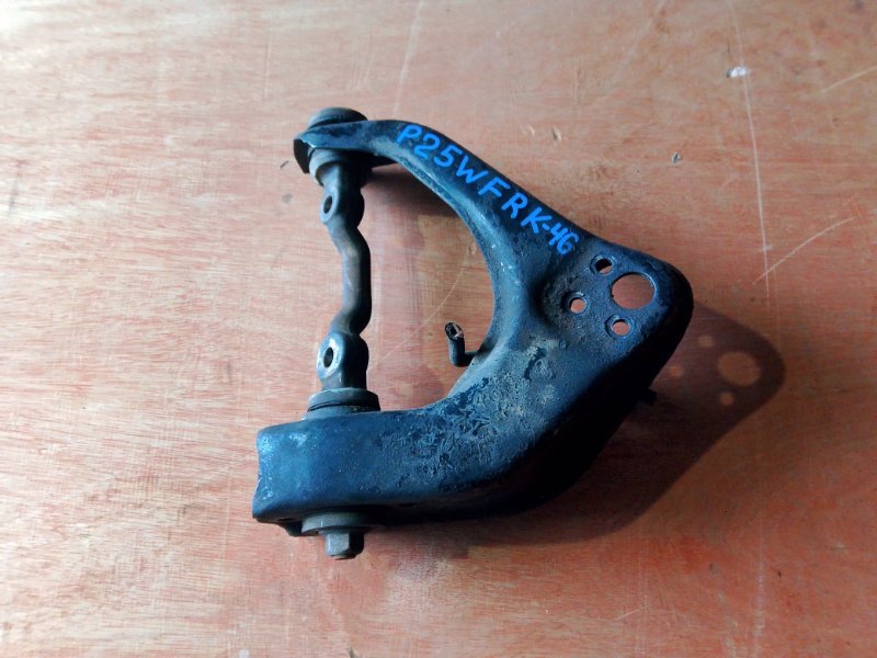 Рычаг верхний Mitsubishi Delica P25W/P35W 4D56T передний правый (б/у)