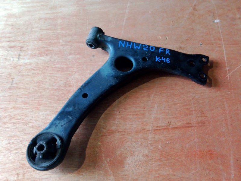 Рычаг нижний Toyota Prius NHW20 1NZFXE передний правый (б/у)