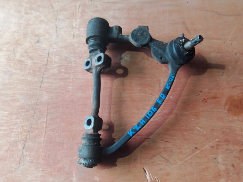 Рычаг верхний Toyota Hiace KZH106 1KZ передний правый (б/у)