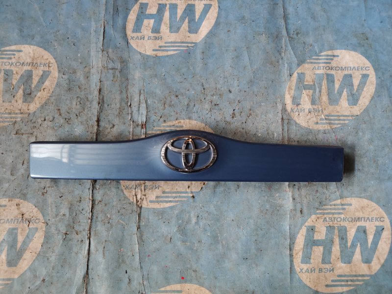 Накладка 5-й двери Toyota Prius NHW20 1NZFXE (б/у)