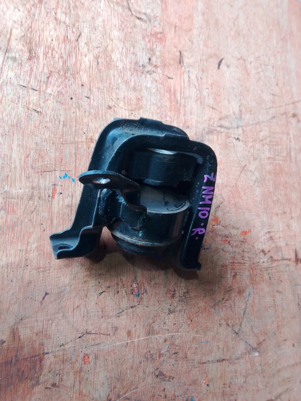 Подушка двс Toyota Isis ZNM10 1ZZ правая (б/у)