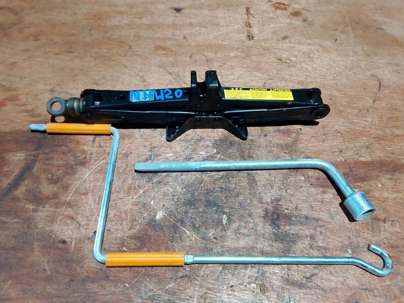 Домкрат Toyota Prius NHW20 1NZFXE (б/у)