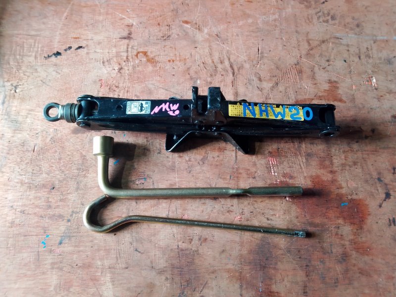 Домкрат Toyota Prius NHW20 1NZFXE (б/у)