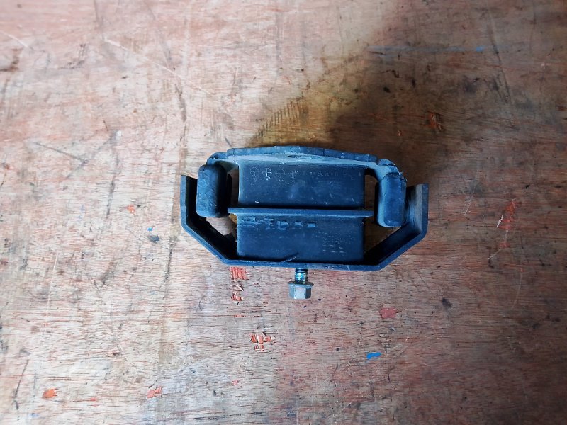 Подушка двс Mitsubishi Pajero V26 4M40 левая (б/у)