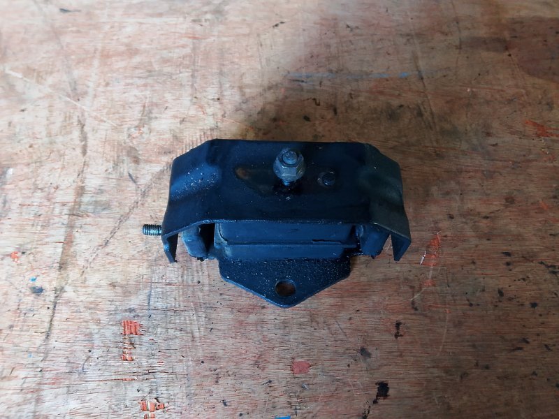 Подушка двс Mitsubishi Pajero V26 4M40 правая (б/у)