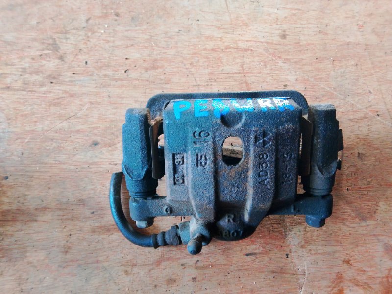 Суппорт Mitsubishi Delica PE8W 4M40 задний правый (б/у)