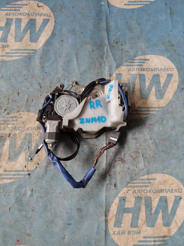 Замок двери Toyota Isis ZNM10 1ZZ задний правый (б/у)