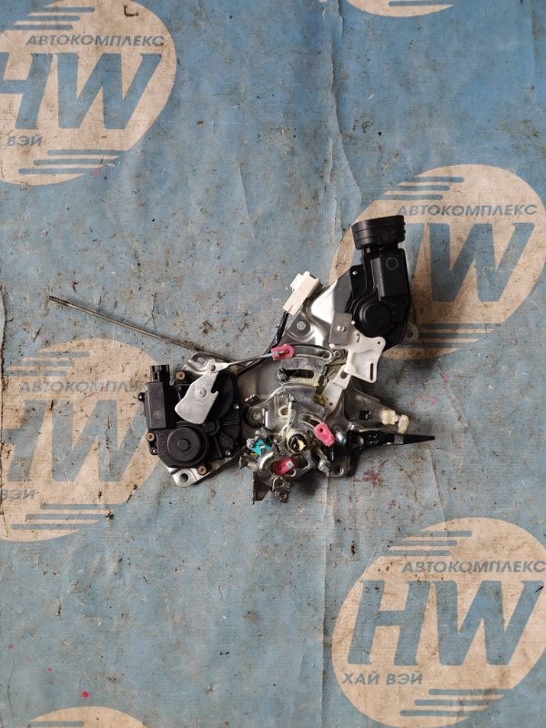 Замок двери Toyota Isis ZNM10 1ZZ задний правый (б/у)