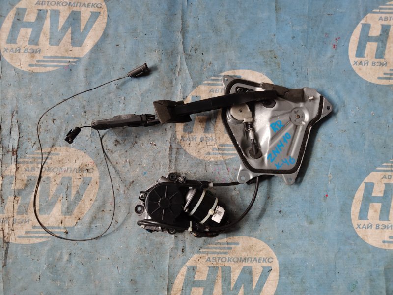 Доводчик двери Toyota Isis ZNM10 1ZZ задний правый (б/у)