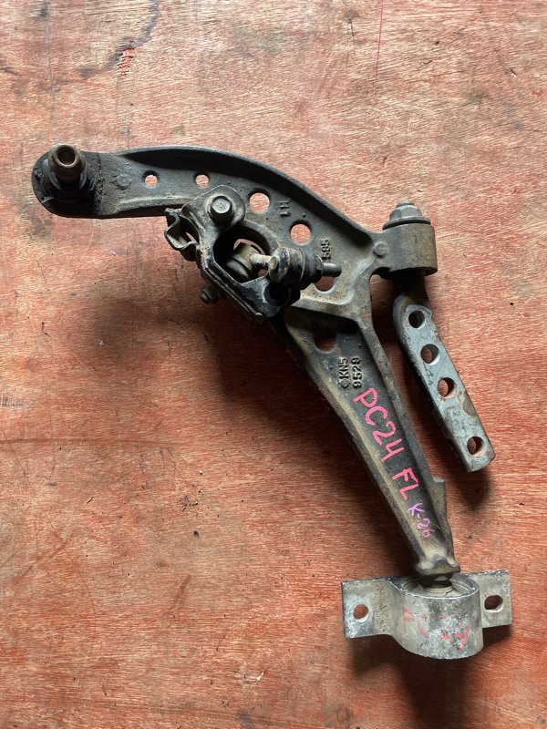 Рычаг нижний Nissan Serena PC24 SR20 передний левый (б/у)