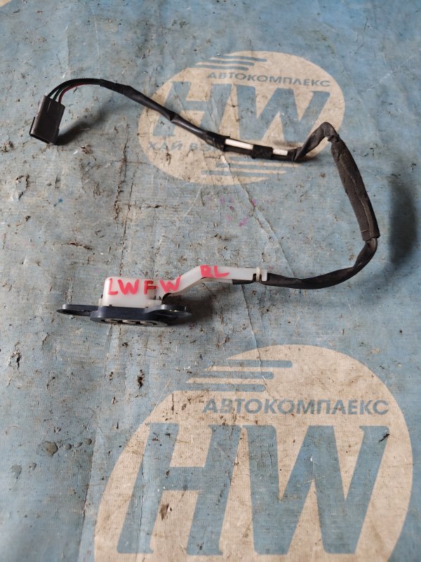 Доводчик двери Mazda MPV LWFW AJ задний левый (б/у)