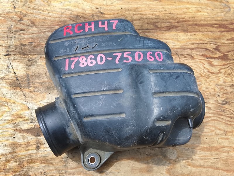 Воздухозаборник Toyota Hiace Regius RCH47 3RZFE (б/у)