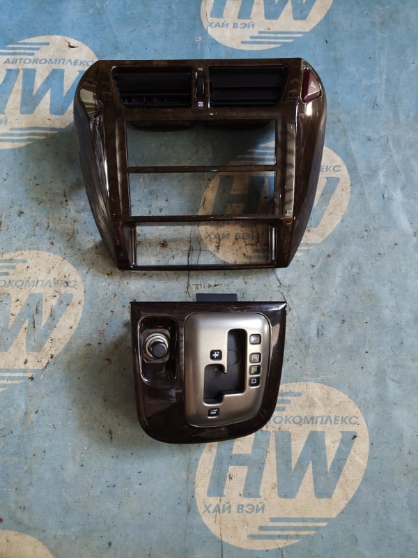 Консоль магнитофона Mitsubishi Chariot Grandis N84W 4G64 (б/у)