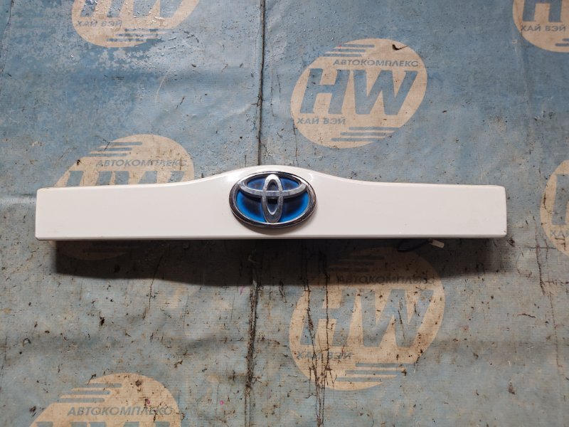 Накладка 5-й двери Toyota Prius NHW20 1NZFXE (б/у)