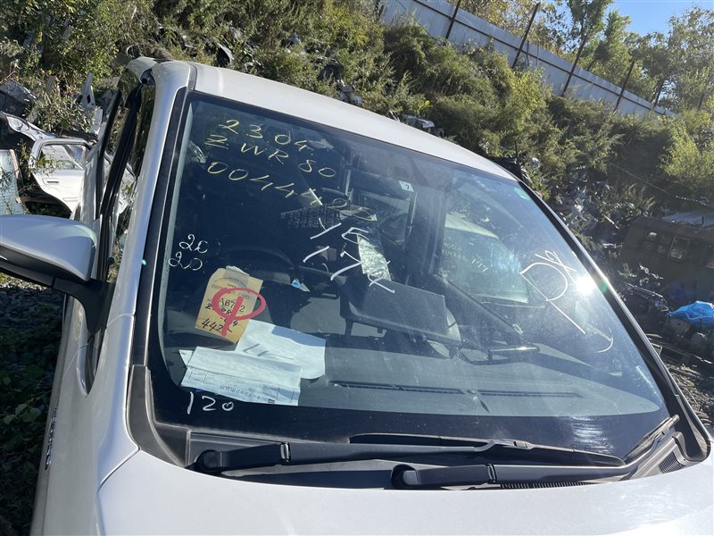 Лобовое стекло Toyota Voxy ZWR80 2ZRFXE 2015 (б/у)