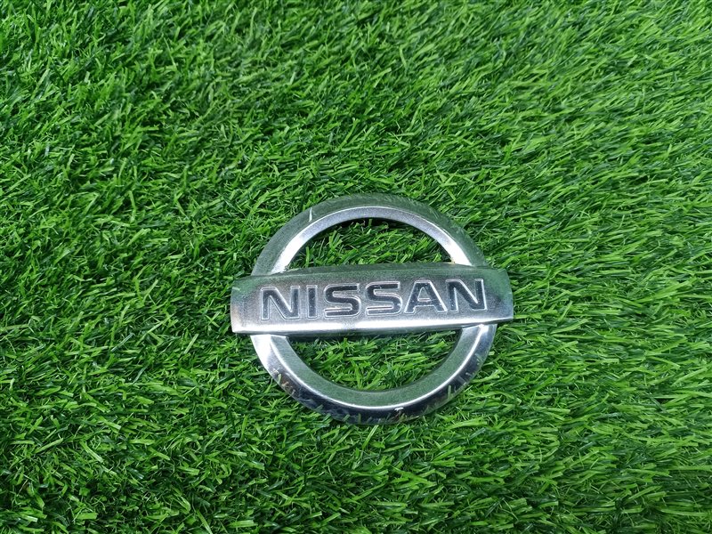 Эмблема Nissan March AK12 CR10DE задняя (б/у)