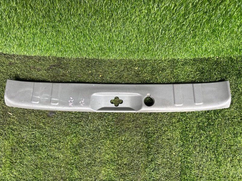 Накладка замка багажника Nissan NV200 M20 HR16DE 2010 задняя (б/у)