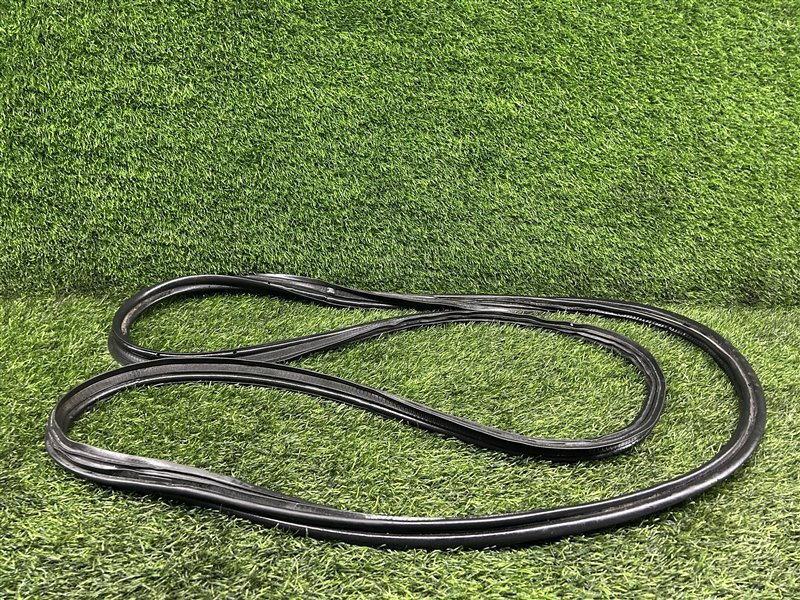 Уплотнитель двери багажника Toyota Prius ZVW30 2ZRFXE 2011 задний (б/у)