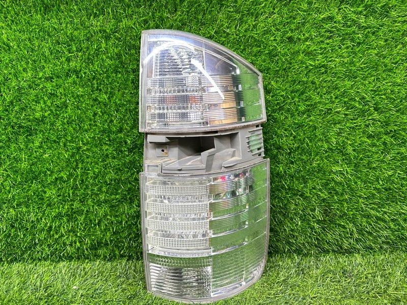 Стоп-сигнал TOYOTA VOXY AZR65 1AZFSE задний правый (б/у)