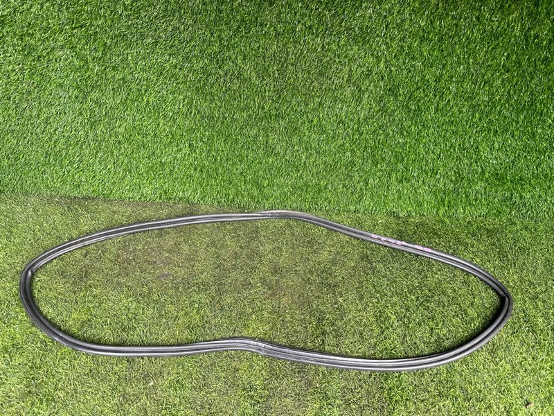 Уплотнитель двери багажника TOYOTA AQUA NHP10 задний (б/у)