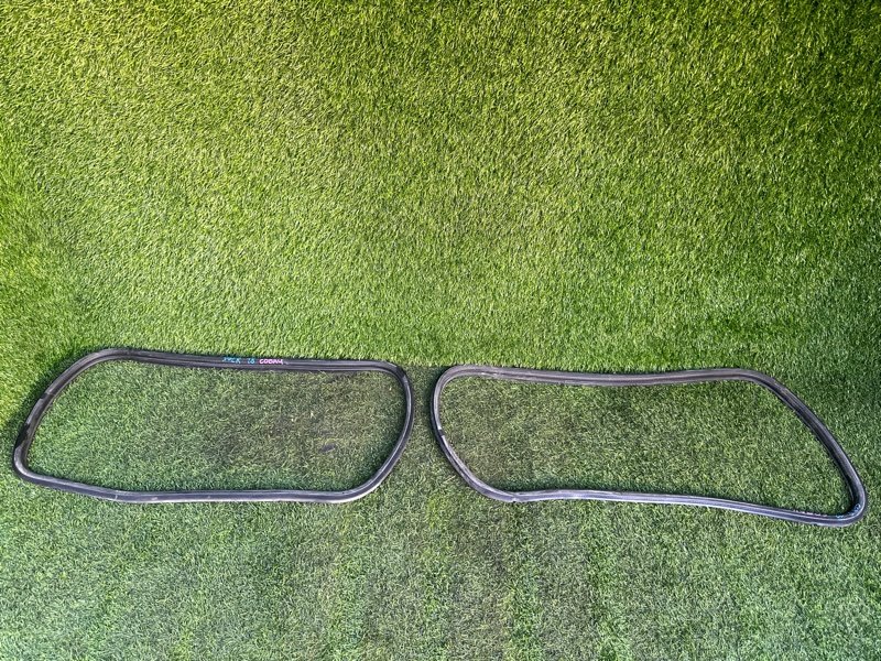 Уплотнитель стекла собачника Mazda Bongo Friendee SGLR WL-T 1998 задний (б/у)