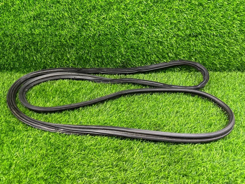 Уплотнитель двери багажника Honda Vezel RU2 L15B 2013 задний (б/у)