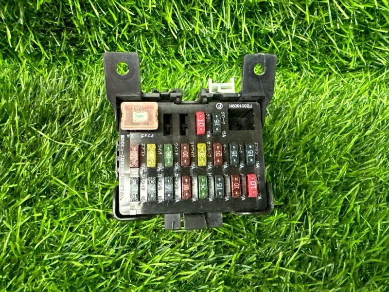 Блок предохранителей салона Mazda Bongo Friendee SGLR WL-T 1998 (б/у)