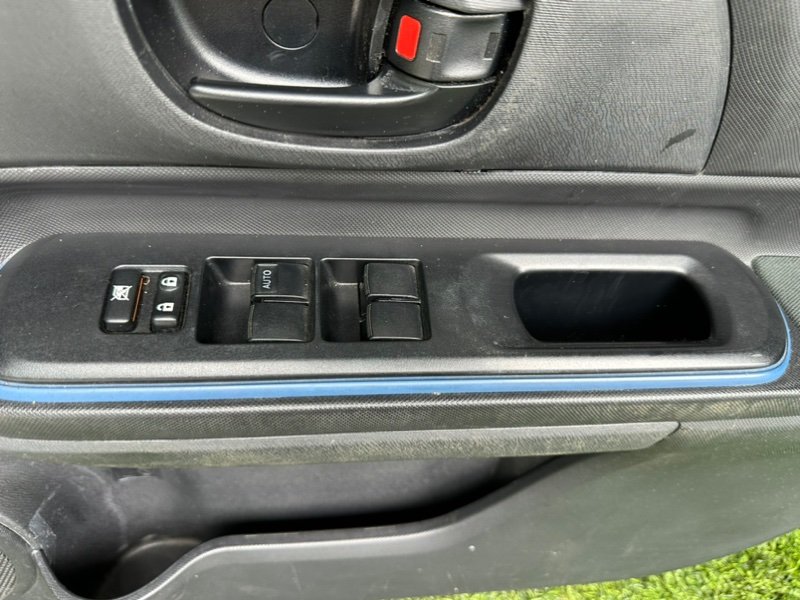 Пианино Toyota Aqua NHP10 переднее правое (б/у)