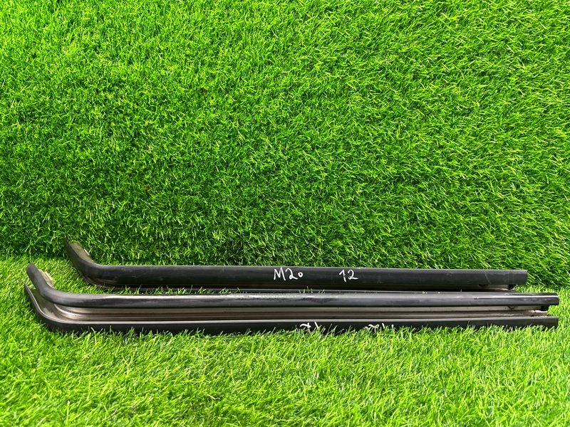 Полозья для сдвижной двери лево/право Nissan NV200 M20 HR16DE 2010 задняя (б/у)