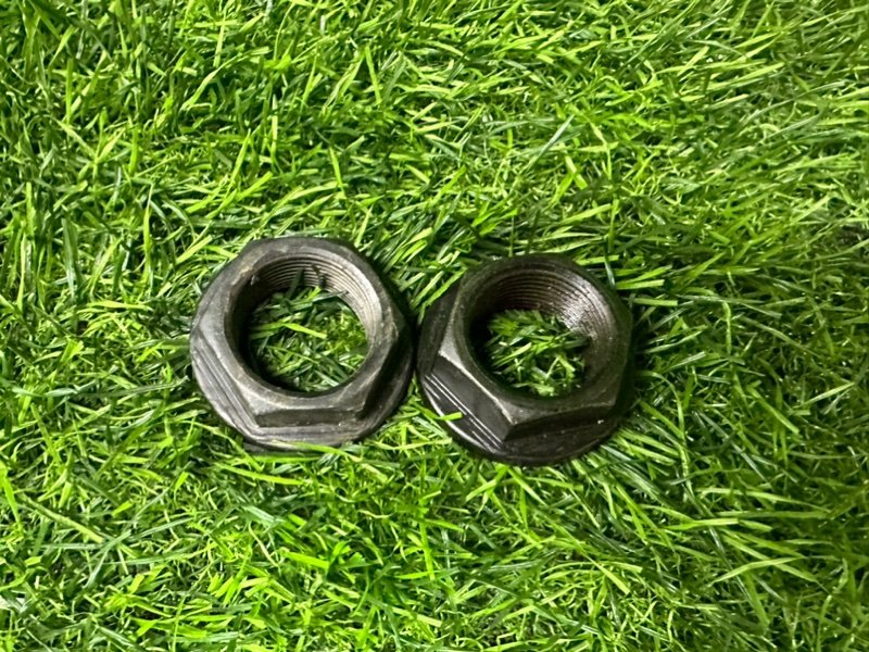 Гайка ступицы Toyota Hilux Surf KDJ90 KDJ90W KDJ95 KDJ95W KZJ90 KZJ90W KZJ95 KZJ95W LJ90 LJ95 RZJ90 RZJ90W RZJ95 RZJ95W VZJ90 (б/у)