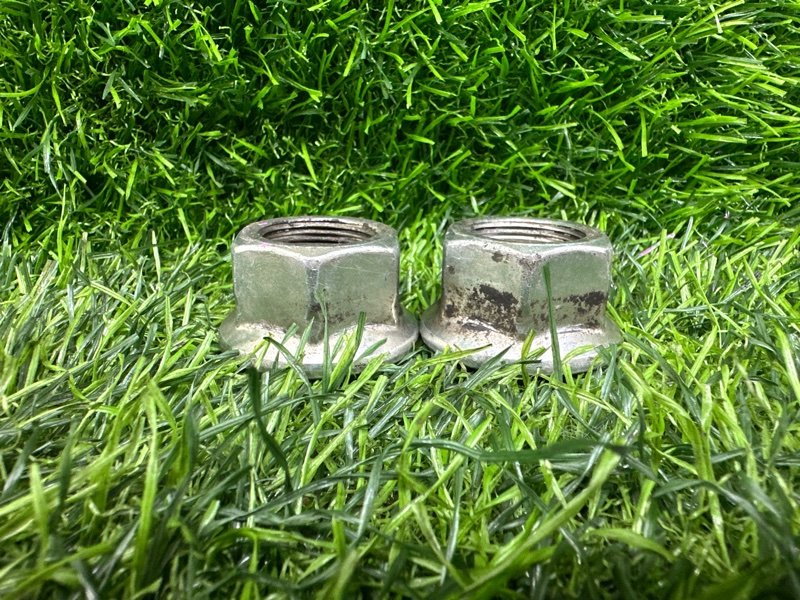 Гайка ступицы лево/право NISSAN SERENA FC26 MR20 передняя (б/у)