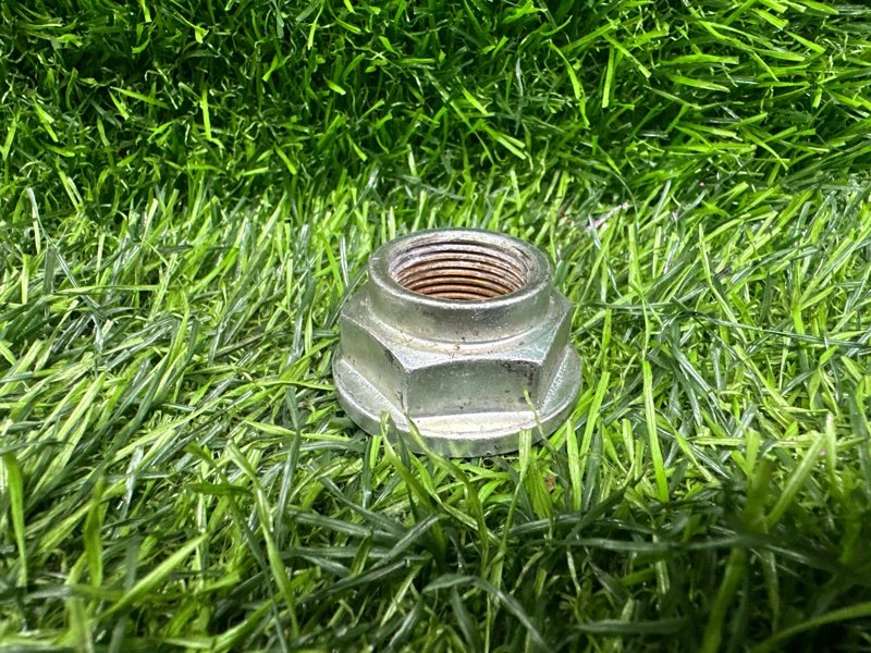 Гайка ступицы MAZDA AXELA BM2FS передняя правая (б/у)