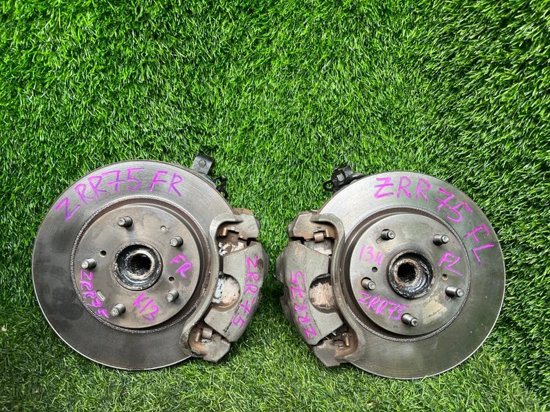 Ступицы ПАРА Лево/Право Toyota Voxy ZRR75 3ZRFE передние (б/у)