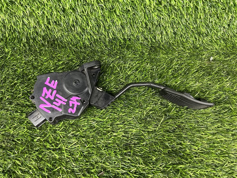 Педаль газа Toyota Corolla Axio NZE141 (б/у)