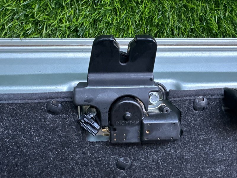 Замок багажника TOYOTA PROGRES JCG10 1JZFSE 2004 задний (б/у)