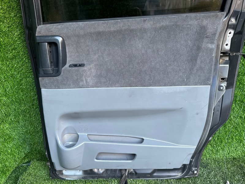 Обшивка двери TOYOTA VOXY AZR60 1AZFSE задняя правая (б/у)