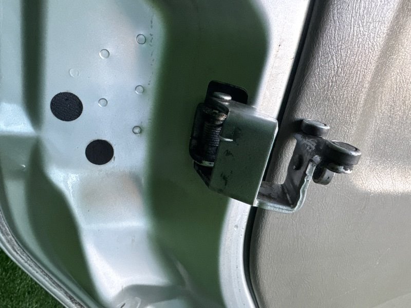 Ролик раздвижной двери Nissan Elgrand ALWE50 VG33E 1998 левый (б/у)