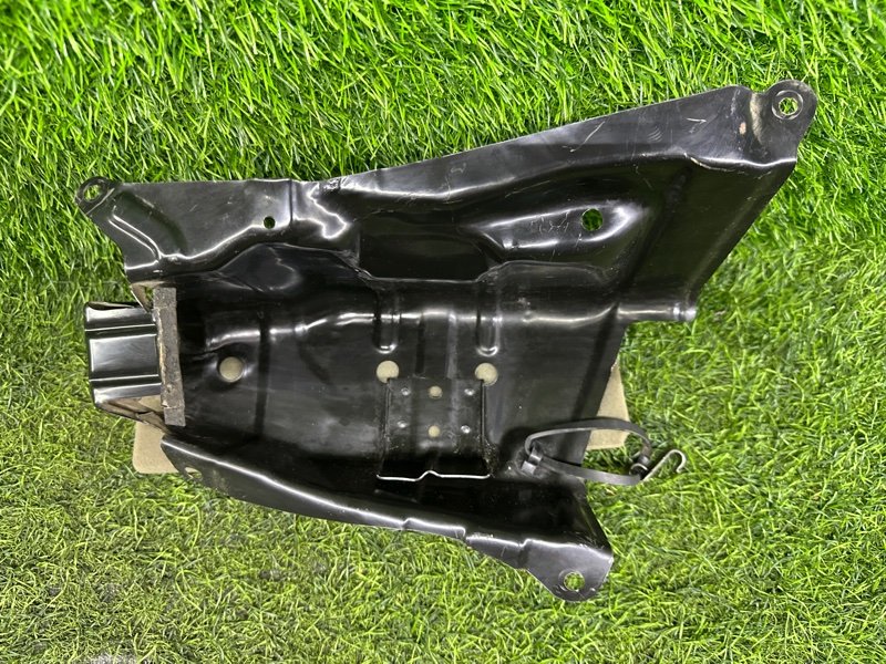 Крепление домкрата TOYOTA VOXY AZR60 (б/у)