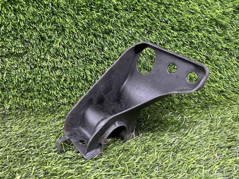 Крепление стабилизатора Nissan Elgrand ATWE50 ALE50 ALWE50 APE50 APWE50 ATE50 AVE50 AVWE50 переднее левое (б/у)