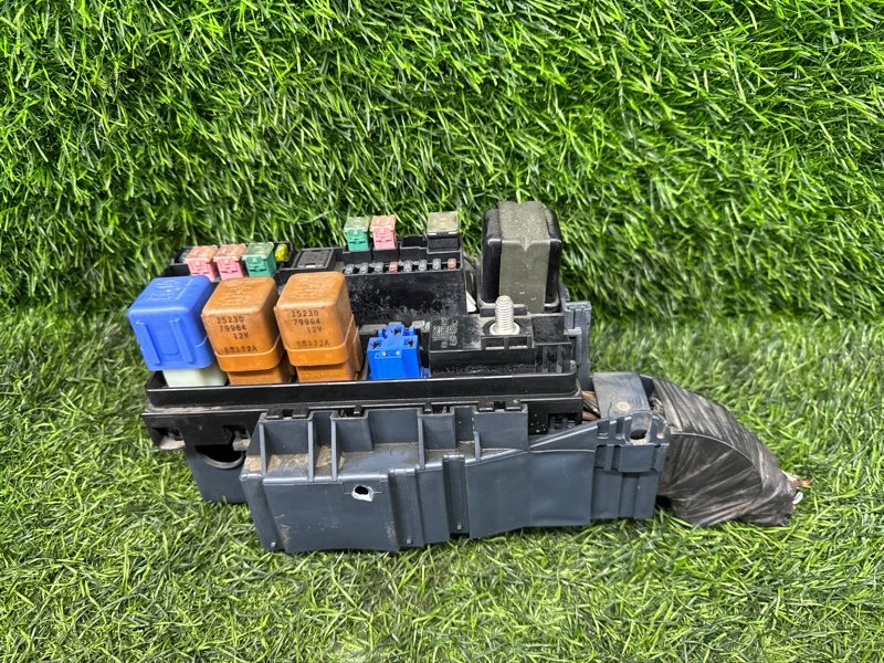 Блок предохранителей Nissan Elgrand ALWE50 VG33E 1998 (б/у)