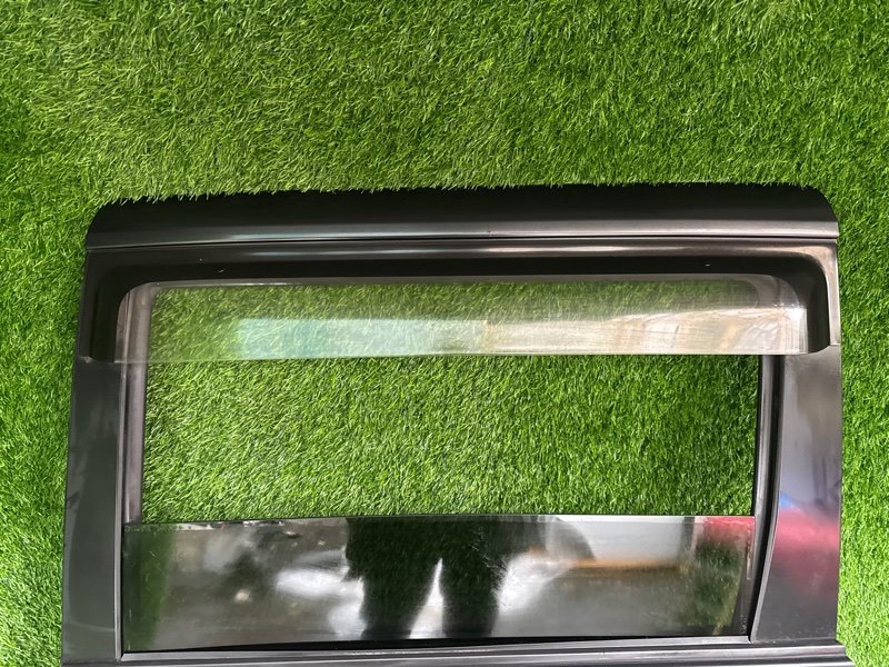 Ветровик Toyota Voxy AZR60 задний левый (б/у)