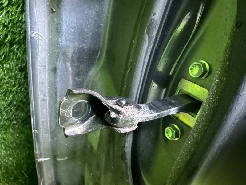 Ограничитель двери Mazda Axela BM2FS передний правый (б/у)