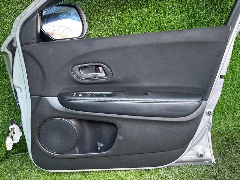 Обшивка двери Honda Vezel RU3 RU1 RU2 RU4 RU передняя правая (б/у)