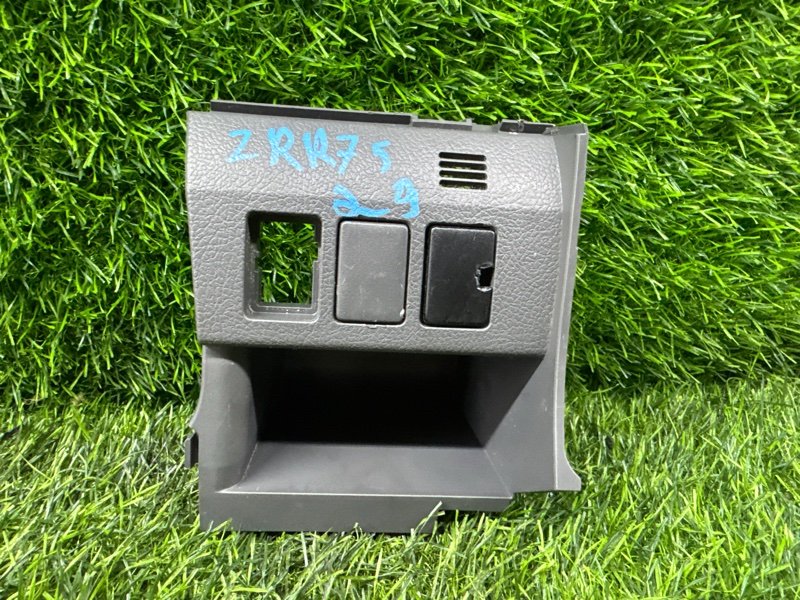 Консоль торпеды Toyota Noah ZRR75 передний правый (б/у)