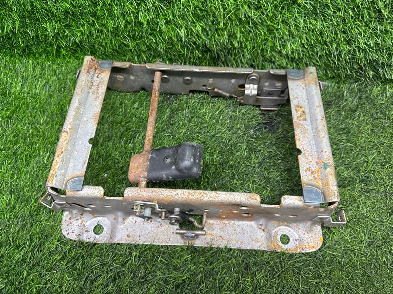 Крепление сидений Nissan Elgrand ALWE50 VG33E 1998 заднее (б/у)